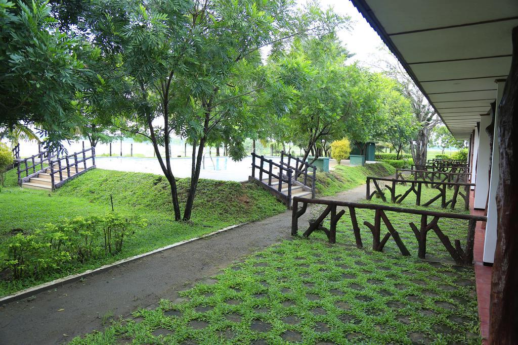 Wila Safari Hotel Tissamaharama Exterior photo