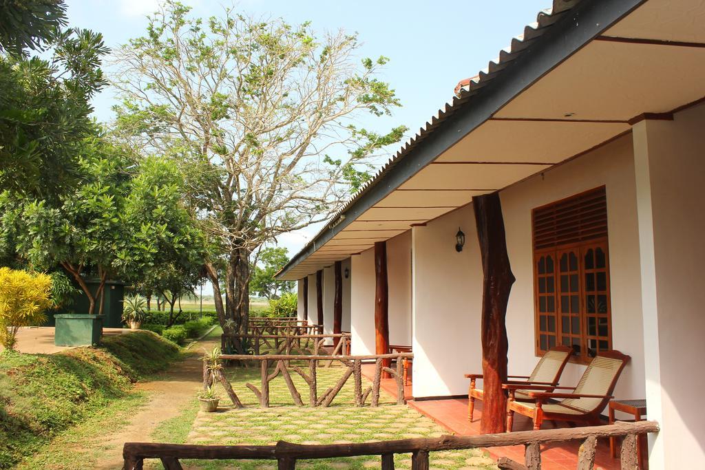 Wila Safari Hotel Tissamaharama Exterior photo